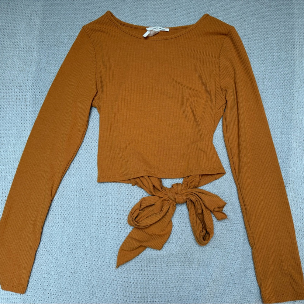 Long sleeve crop top, open/tie back